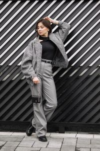 深灰色裤子最佳配色表_深灰裤子百搭，配白黑蓝上衣显气质，穿出多种风格