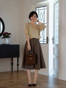 浅咖色半身裙配什么上衣_百搭时尚，风格随心变