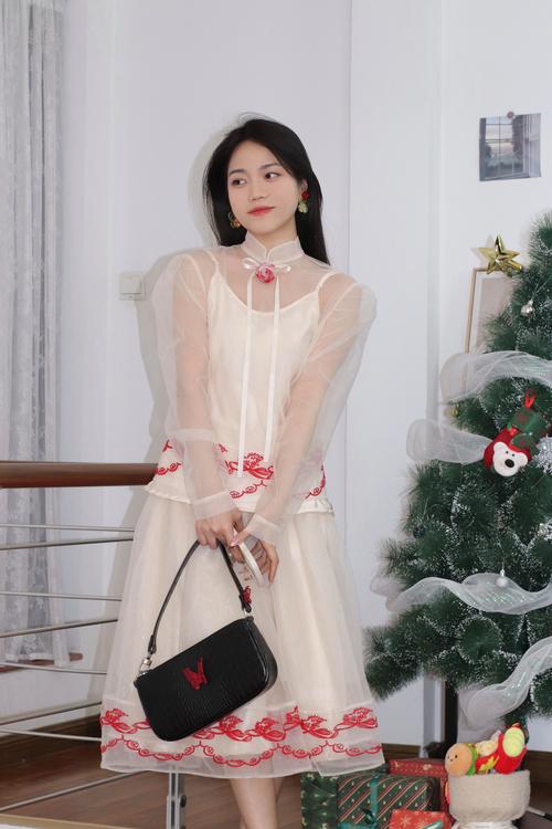 香槟色半裙配什么上衣_香槟裙百搭时尚,多款搭配穿出优雅 香槟色半裙配什么上衣_香槟裙百搭时尚,多款搭配穿出优雅