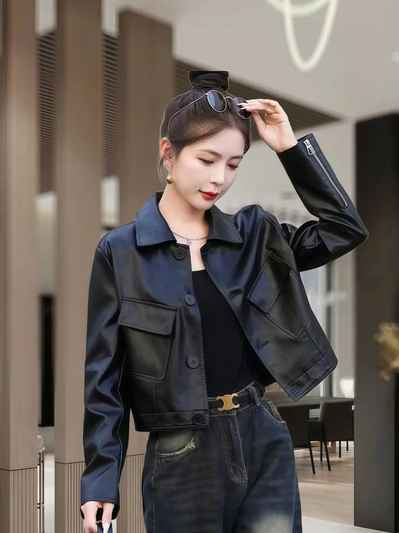 短皮衣搭配什么好看_短皮衣百搭时尚，保暖显腿长，冬日必备！