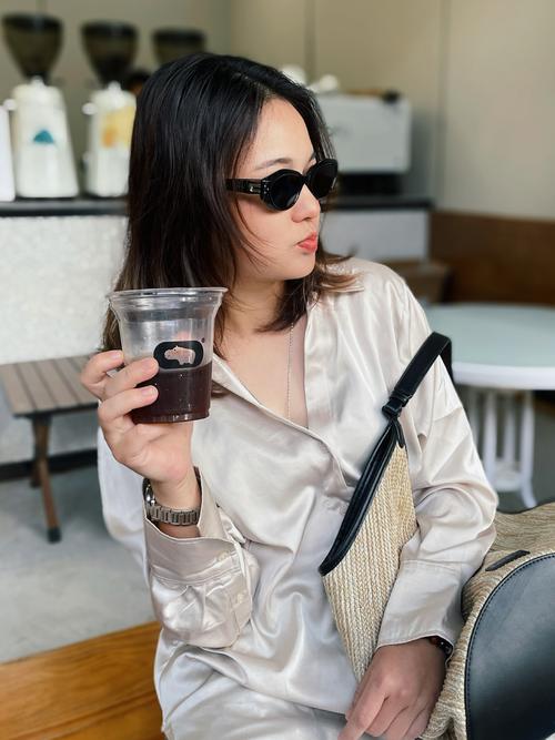 真丝衬衫配什么裤子好看_缎面真丝衬衫百搭显气质，高腰裤配出时尚感