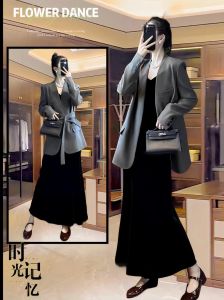 复古西装外套搭配不规则连衣裙_复古西装搭不规则裙，帅气又灵动，时尚感拉满！