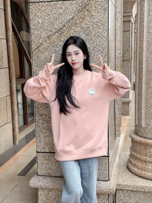 圆领纯色卫衣穿搭女_酒红卫衣显个性,叠穿卫衣显层次,秋日卫衣时尚舒适 圆领纯色卫衣穿搭女_酒红卫衣显个性,叠穿卫衣显层次,秋日卫衣时尚舒适