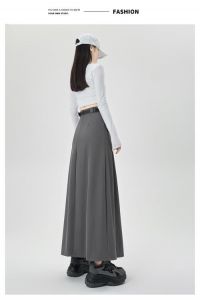 深灰色裙子搭配_深灰运动裙配黑鞋，显瘦百搭显质感！