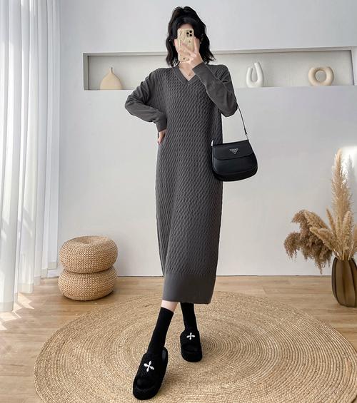 超长款毛衣裙怎么搭配_大衣外套混搭，时尚显瘦！
