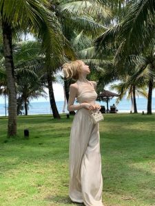 香槟色连衣裙配绿色外套_优雅活力两不误