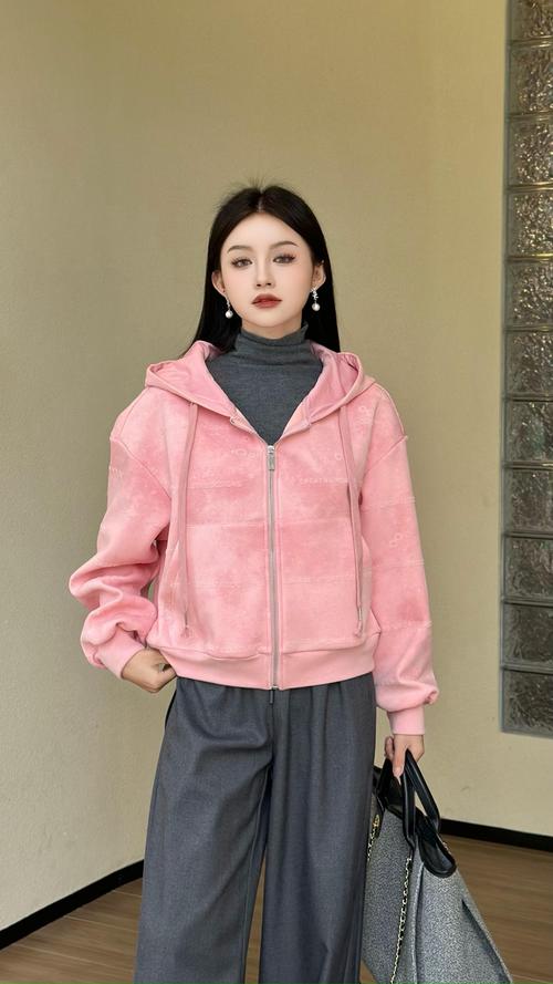 戴帽子卫衣搭配外套_叠穿卫衣帽显层次，街头时尚选配