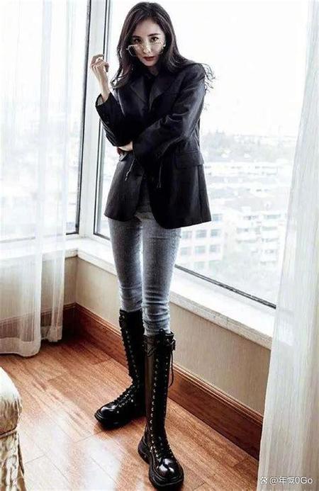 焦糖色短外套配什么_复古高级，百搭时尚