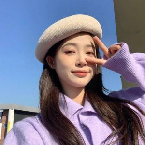 贝雷帽适合什么衣服搭配_百搭配饰贝雷帽，穿搭必备时尚点睛