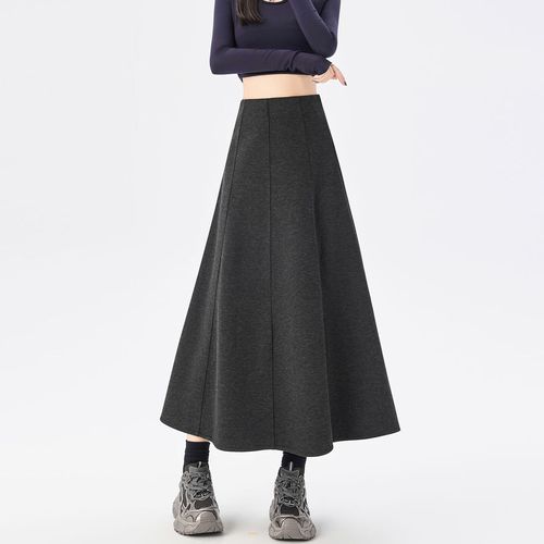 深灰色冬裙配什么上衣_百搭深灰冬裙，时尚又高级！