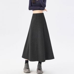 深灰色冬裙配什么上衣_百搭深灰冬裙，时尚又高级！