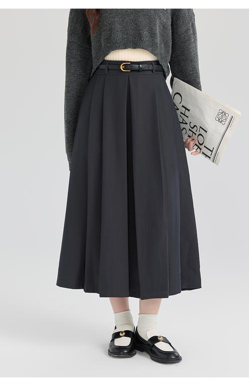 银灰色半身百褶裙搭配_百搭时尚，多风格穿搭