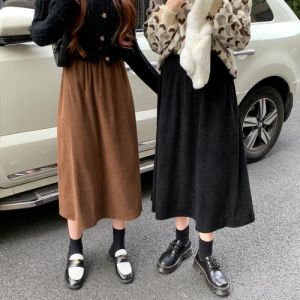 灯芯绒半身裙子搭配什么好看_百搭时尚，秋冬季必备！