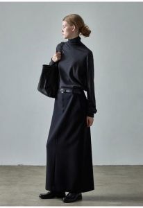 深灰色半身裙上衣搭配_百搭优雅！灰色裙子怎么穿都好看