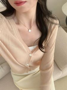 真丝上衣搭配镂空裙子_真丝镂空上衣搭波点裙，优雅时尚显气质