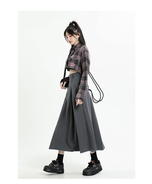 深灰色长裙配什么鞋子_深灰长裙配鞋，风格百变！