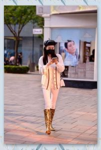 金色连衣裙配长靴_金色长靴配连衣裙吸睛显气场，时尚又接地气！