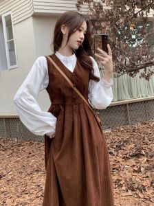 灯芯绒连衣裙怎么搭配_灯芯绒连衣裙搭配秘籍，时尚又好看！