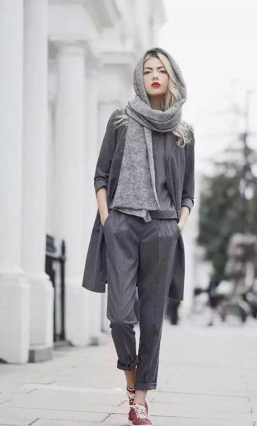 深灰色裤子配什么衣服好看_深灰裤子百搭，配白蓝黑上衣显个性