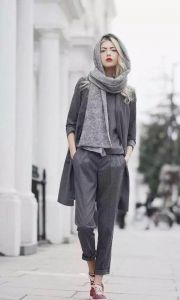 深灰色裤子配什么衣服好看_深灰裤子百搭，配白蓝黑上衣显个性