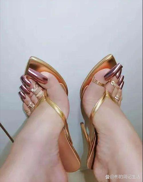 受的脚上带金最简单三个步骤_吉祥尊贵足部装饰DIY