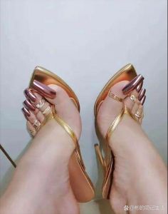 受的脚上带金最简单三个步骤_吉祥尊贵足部装饰DIY