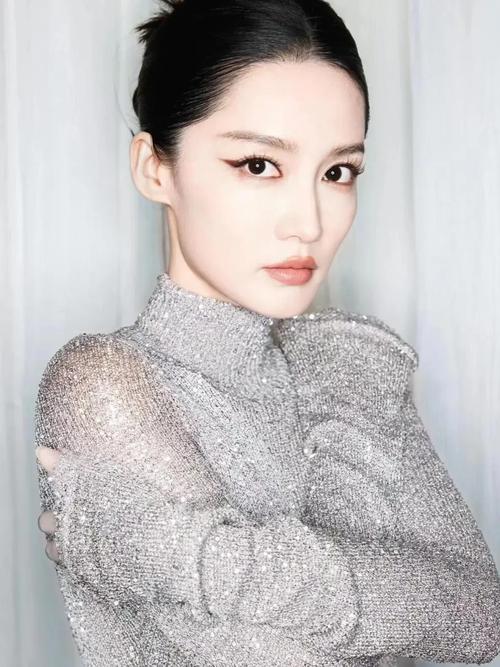 李沁不化妆反而好看_李沁素颜美，真实气质动人