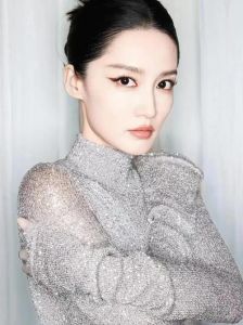 李沁不化妆反而好看_李沁素颜美，真实气质动人