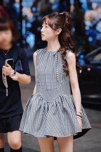 吊带裙搭配什么发型好看_吊带裙搭配发型，优雅性感又好看！