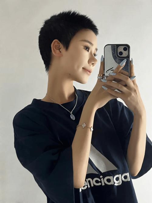 女寸头霸气短发发型_寸头短发引领时尚，展现中性美与个性，自信独立自我表达