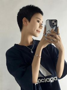 女寸头霸气短发发型_寸头短发引领时尚，展现中性美与个性，自信独立自我表达