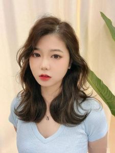 似卷非卷的发型中长发_似卷非卷发型，自然洋气显年轻，修饰脸型易打理