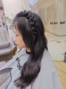 编辫子冷烫卷发好看吗_入冬流行冷烫卷发，打理方便又时髦