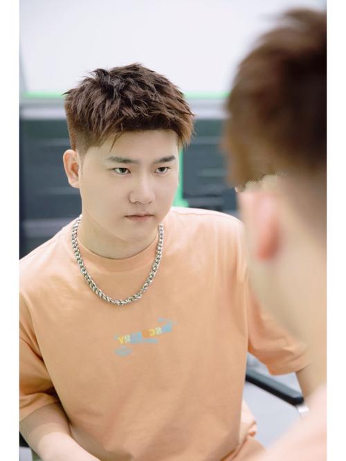 胖子男士发型_羊毛卷瘦脸，大背头显气质