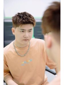 胖子男士发型_羊毛卷瘦脸，大背头显气质