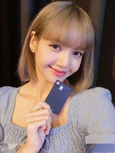 丽萨发型同款短发_Lisa短发爆火！铁刘海挂耳染太吸睛，自信魅力拉满