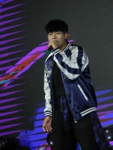 村山良树的发型适合什么脸型_村山良树蓬松层次发型，修饰脸型显活力