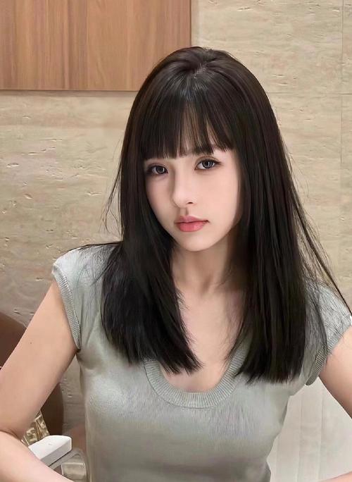 超好看的刘海_八字刘海显年轻 搭配百变显气质 超好看的刘海_八字刘海显年轻 搭配百变显气质