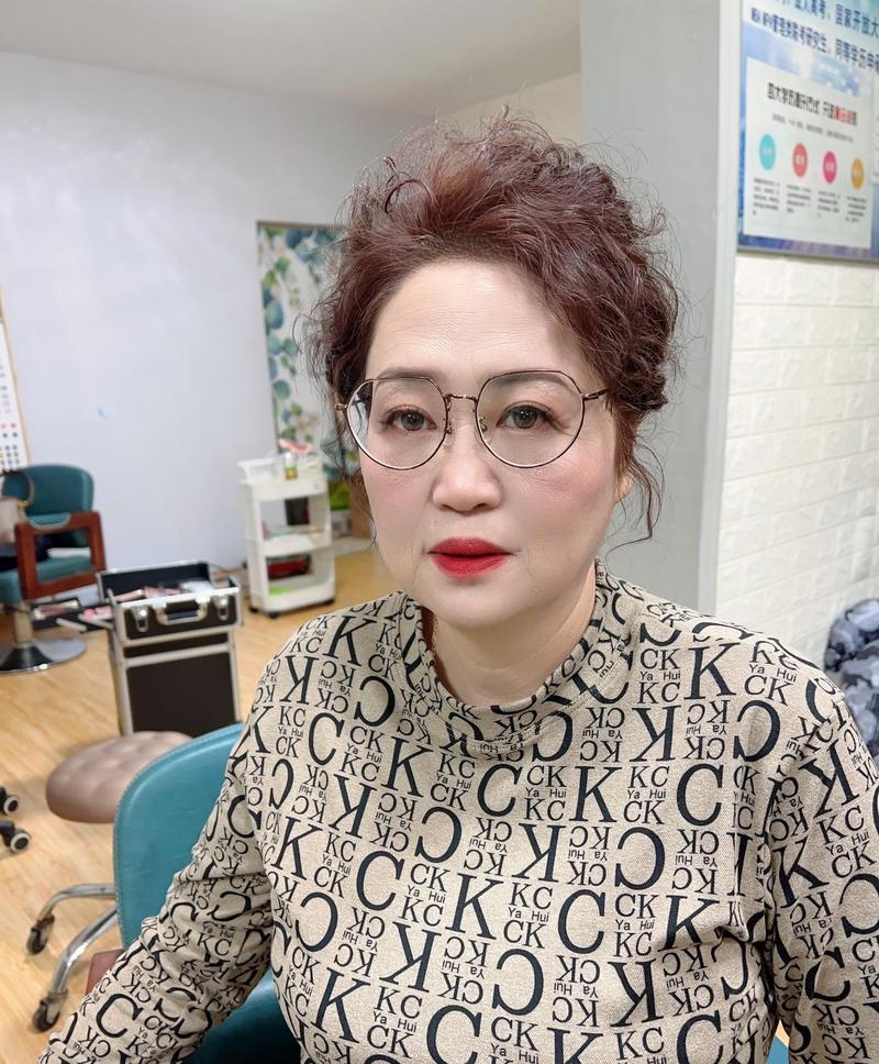 喜婆婆什么发型好看_显气质不抢镜，婚礼加分