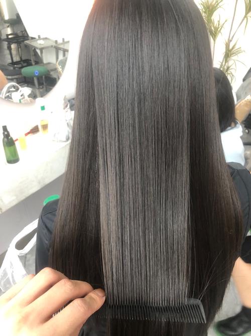 刚烫完头发可以拉直吗_烫发后多久能拉直？