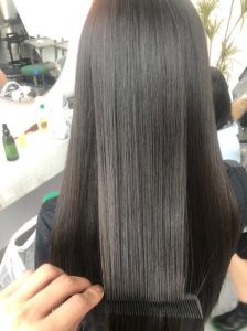 刚烫完的头发能不能拉直_烫发后别急着拉直，正确护理护发质