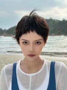 又酷又飒的女生短发_自信个性的2025新宣言