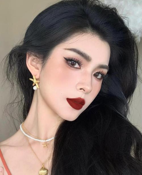 方脸小五官怎么化妆_柔化技巧显气质 方脸小五官怎么化妆_柔化技巧显气质