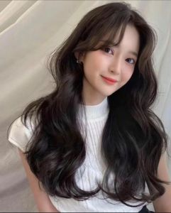 s卷发型中长发_S卷中长发，修饰脸型显气质，秋冬优雅必备