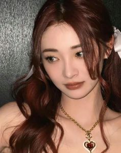 梳上双马尾绑上红发带_传统与时尚的经典发型