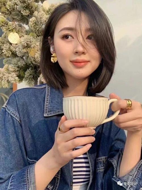 侧分式刘海短发_圆脸姑娘侧分短发，气质立现！