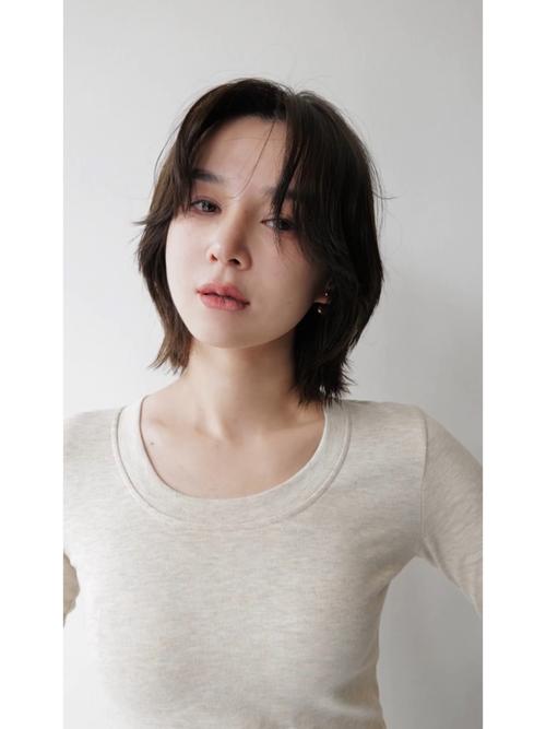 -斜刘海+层次感短发_斜刘海层次短发，修饰脸型显气质