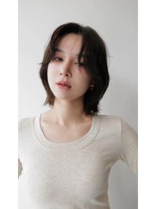 -斜刘海+层次感短发_斜刘海层次短发，修饰脸型显气质