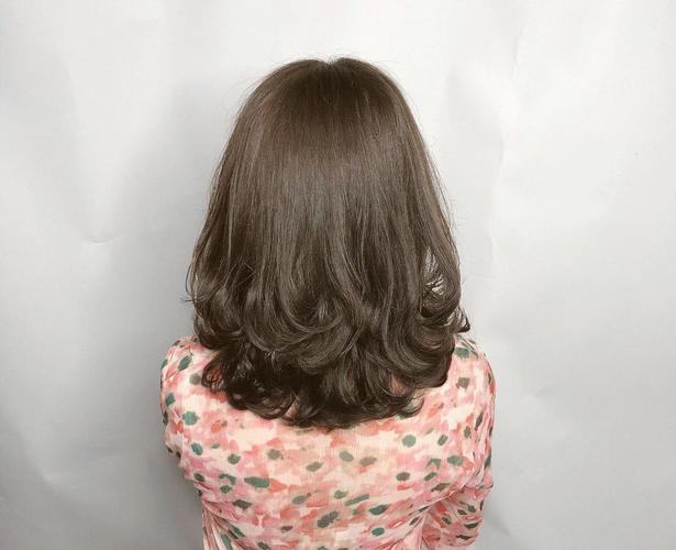 只卷发尾的发型叫什么_梨花头鱼尾发流行中短发，优雅时尚显个性