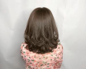 只卷发尾的发型叫什么_梨花头鱼尾发流行中短发，优雅时尚显个性